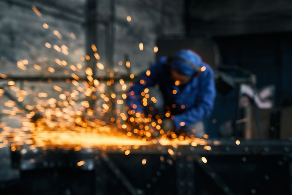 El soldador está soldando soldadura de gas inerte de tungsteno